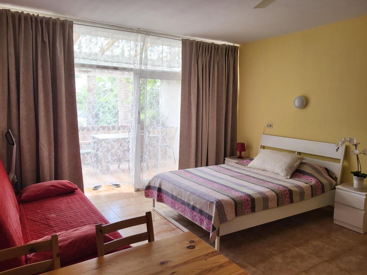 Studio With Garden Арона Екстериор снимка