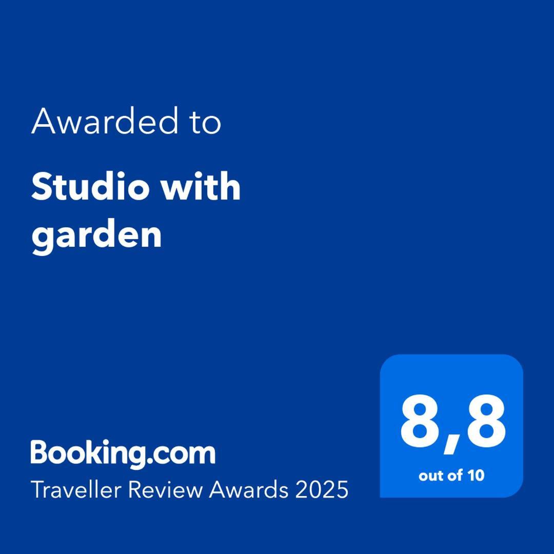 Studio With Garden Арона Екстериор снимка